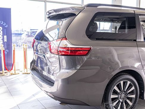 Used 2019 Toyota Sienna Limited image 12