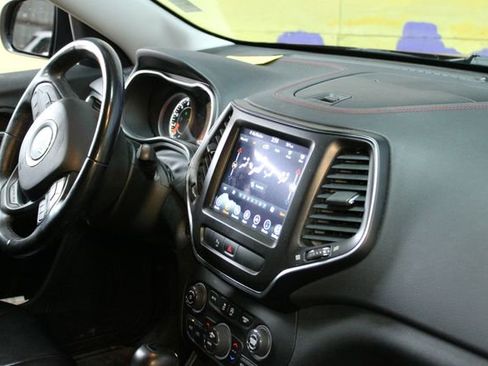 Used 2020 Jeep Cherokee Trailhawk w/ Comfort & Convenience Group image 10