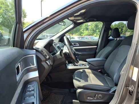 Used 2017 Ford Explorer XLT w/ Equipment Group 201A FWD image 17