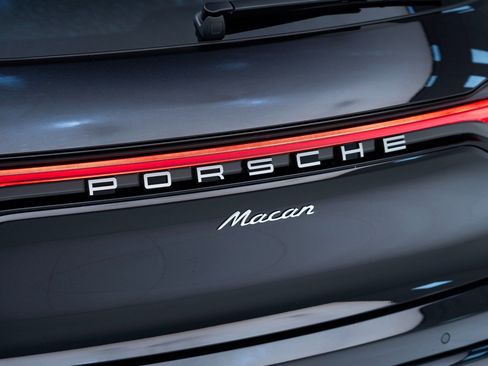 Certified 2026 Porsche Macan AWD/4WD image 13