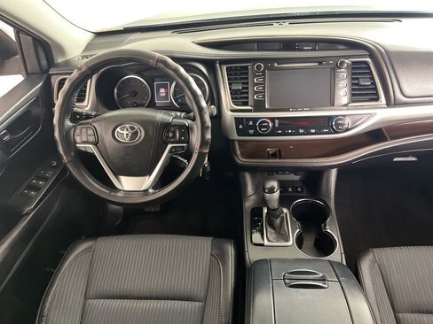 Used 2017 Toyota Highlander Plus image 4