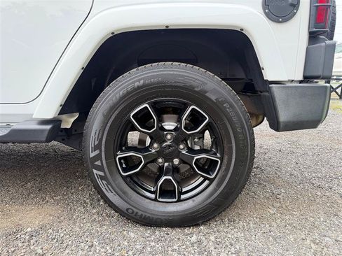 Used 2018 Jeep Wrangler Unlimited Sahara AWD/4WD image 9