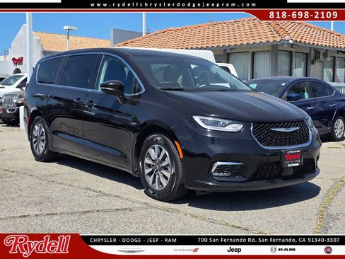 Certified 2024 Chrysler Pacifica Limited FWD image 1