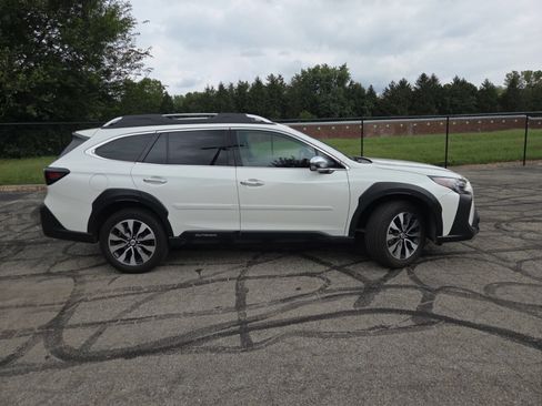 Used 2023 Subaru Outback Touring AWD/4WD image 2