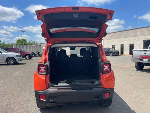 Used 2016 Jeep Renegade Latitude w/ Popular Equipment Group AWD/4WD image 9
