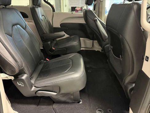 Certified 2017 Chrysler Pacifica Touring-L w/ Tire & Wheel Group FWD image 24