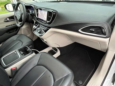Used 2024 Chrysler Pacifica Limited FWD image 42