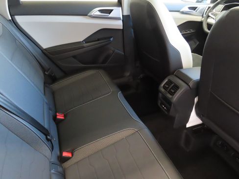 New 2026 Volkswagen Taos SE FWD image 25