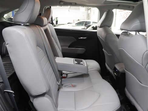 Used 2021 Toyota Highlander XLE image 18