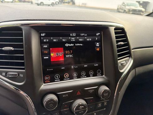 Used 2018 Jeep Grand Cherokee Laredo AWD/4WD image 16