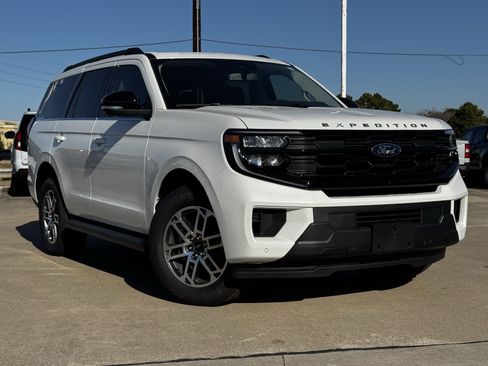 New 2025 Ford Expedition Active image 2