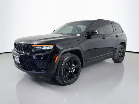 Used 2025 Jeep Grand Cherokee Altitude RWD image 1