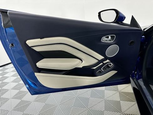 Used 2022 Aston Martin V8 Vantage Roadster RWD image 19
