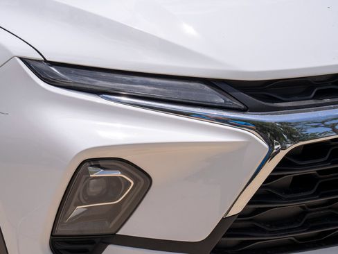 Used 2025 Chevrolet Blazer LT FWD image 2
