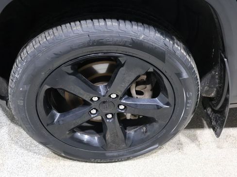 Used 2023 Jeep Grand Cherokee L Limited w/ Black Appearance Package image 9