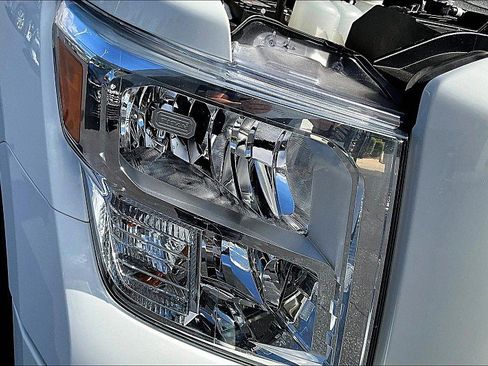 Used 2023 Nissan Titan SV image 31