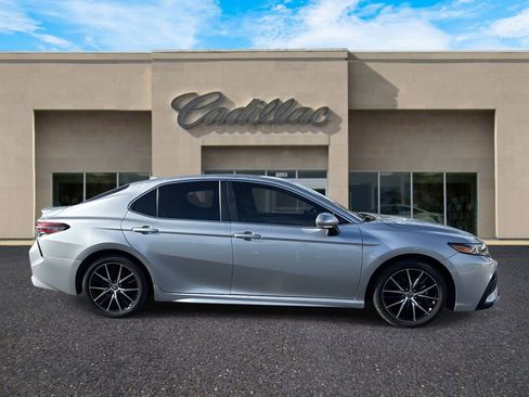 Used 2024 Toyota Camry SE image 2
