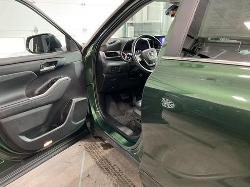 Used 2023 Toyota Highlander XLE image 9