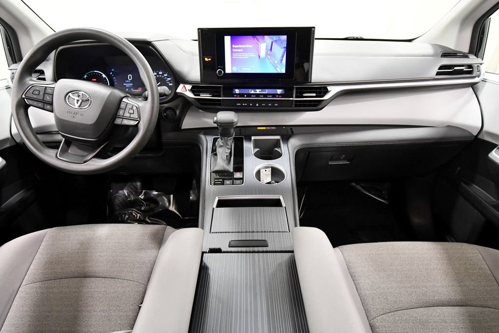 Used 2025 Toyota Sienna LE FWD image 3