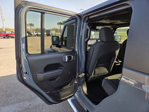 Used 2025 Jeep Gladiator Sport AWD/4WD image 14