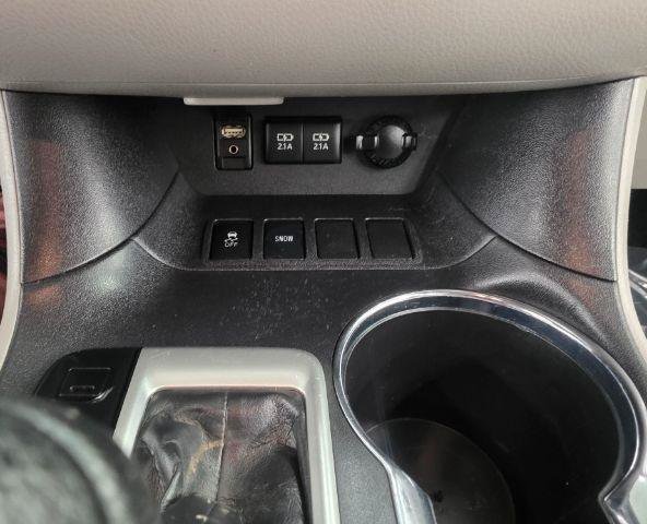 Used 2018 Toyota Highlander LE w/ Carpet Mat Package (TMS) FWD image 19