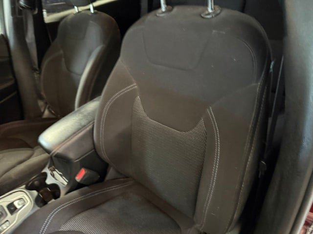 Used 2019 Jeep Cherokee Latitude w/ Popular Appearance Group AWD/4WD image 38