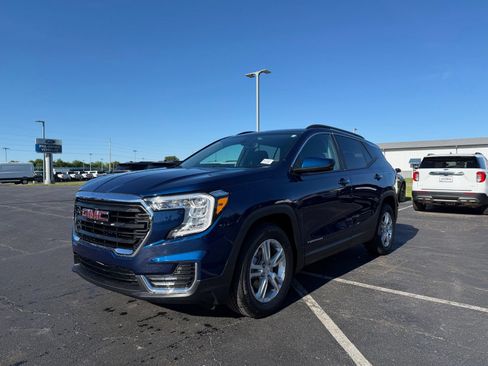 Used 2022 GMC Terrain SLE w/ Driver Convenience Package FWD image 2