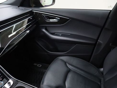 Used 2022 Audi Q8 Premium image 23
