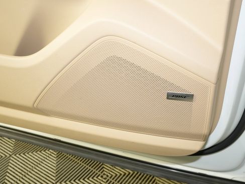 Certified 2022 Porsche Cayenne w/ Premium Package image 17