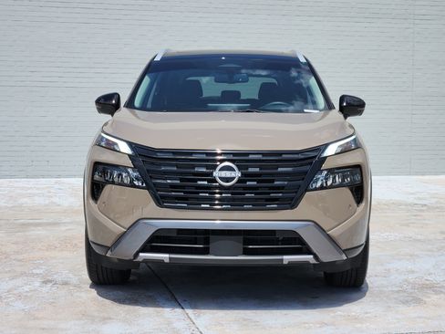 Used 2025 Nissan Rogue SL w/ Tech Package FWD image 3