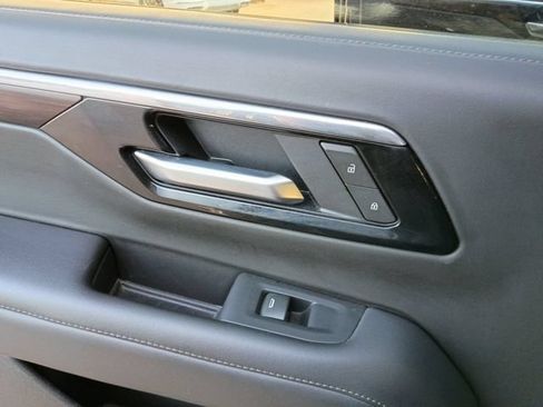 Used 2025 Chevrolet Suburban LT RWD image 25