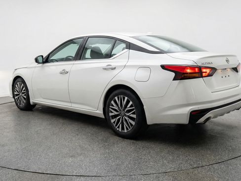Used 2025 Nissan Altima 2.5 SV FWD image 6