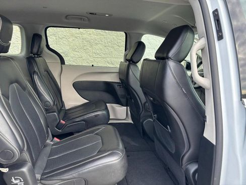 Used 2024 Chrysler Pacifica Touring-L FWD image 12