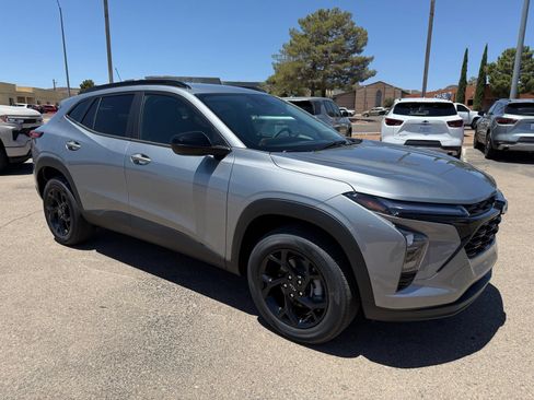 New 2026 Chevrolet Trax LT w/ Midnight Edition FWD image 3