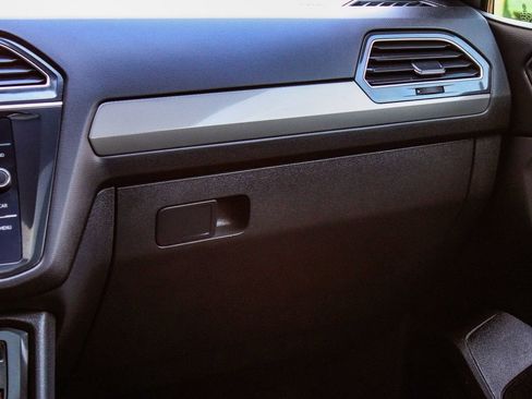 Used 2022 Volkswagen Tiguan SE R-Line image 17