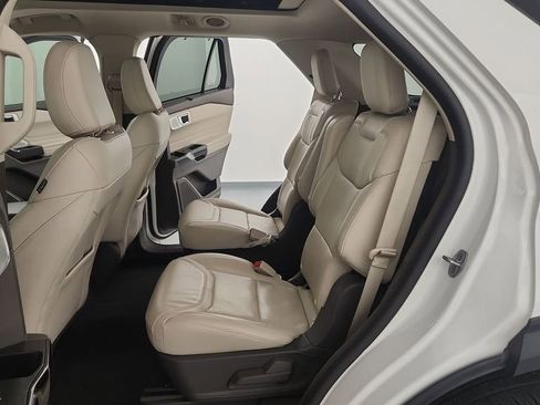 Used 2023 Ford Explorer Platinum w/ Premium Technology Package image 18