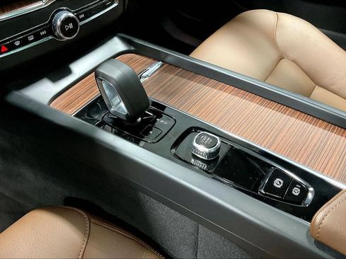 Certified 2025 Volvo XC60 T8 Plus w/ Climate Package AWD/4WD image 18
