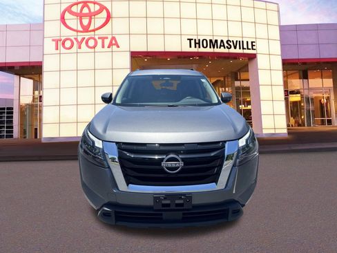 Used 2025 Nissan Pathfinder SV FWD image 2