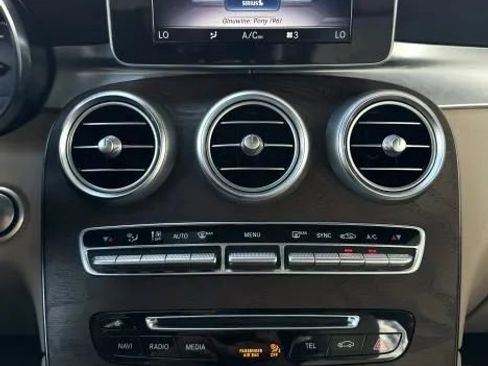 Used 2018 Mercedes-Benz GLC 300 4MATIC w/ Premium Package image 35