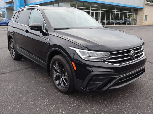 Used 2022 Volkswagen Tiguan SE AWD/4WD image 2