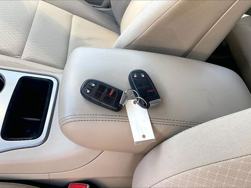 Used 2022 Jeep Grand Cherokee Laredo E AWD/4WD image 9