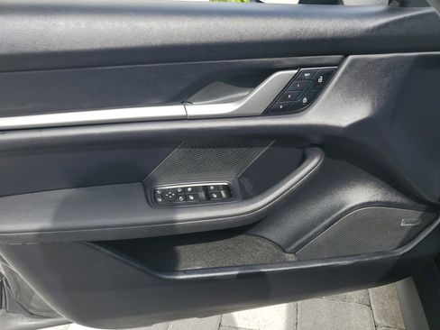 Used 2025 Porsche Taycan image 17