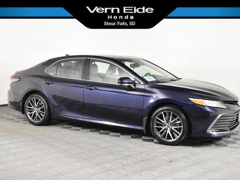 Used 2022 Toyota Camry XLE image 1