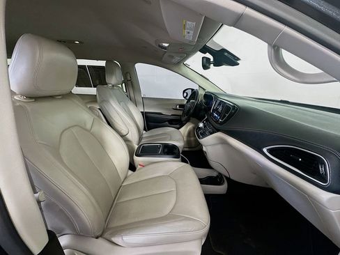 Used 2021 Chrysler Pacifica Touring-L image 28