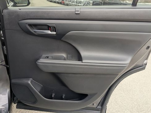 Used 2022 Toyota Highlander XLE image 36