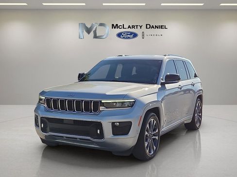 Used 2024 Jeep Grand Cherokee Overland w/ Luxury Tech Group IV AWD/4WD image 2