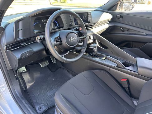 Certified 2025 Hyundai Elantra Sport image 33