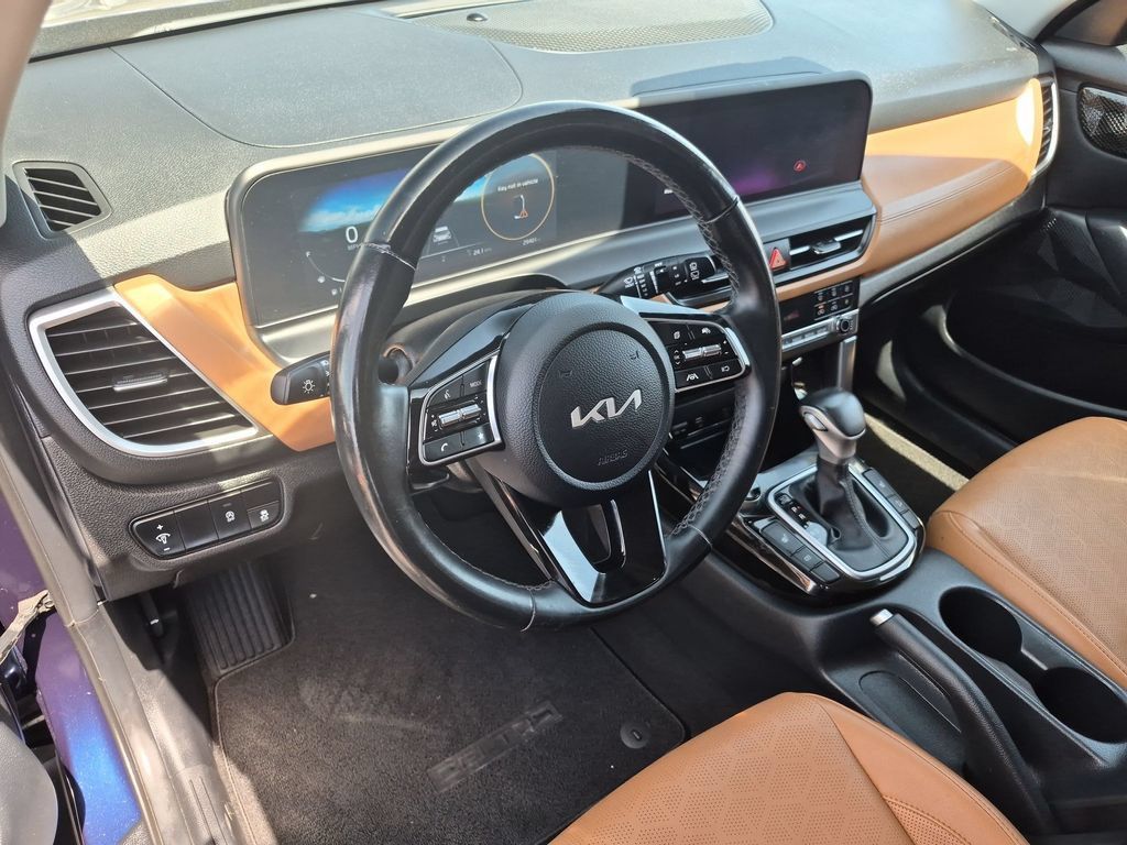 Used 2024 Kia Seltos EX FWD image 2