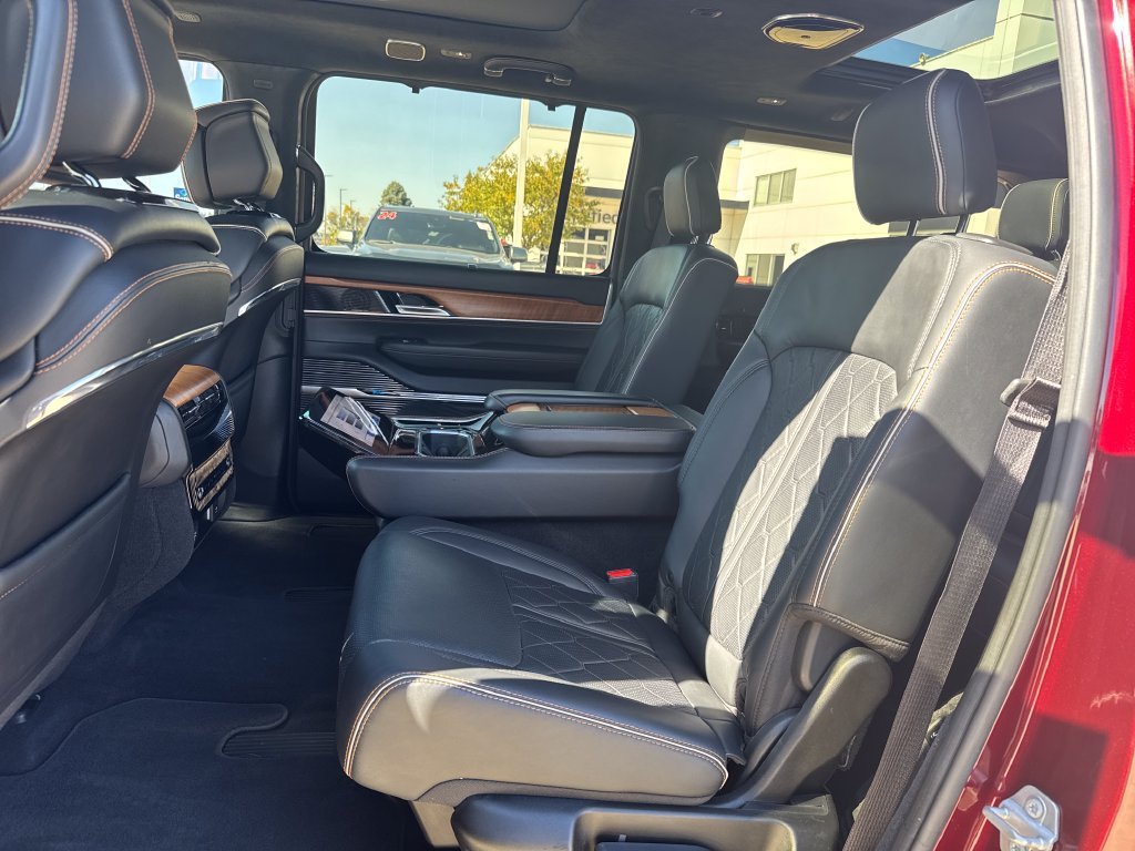 Used 2022 Jeep Grand Wagoneer Series III AWD/4WD image 38