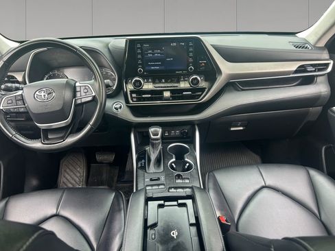 Used 2022 Toyota Highlander XLE AWD/4WD image 12